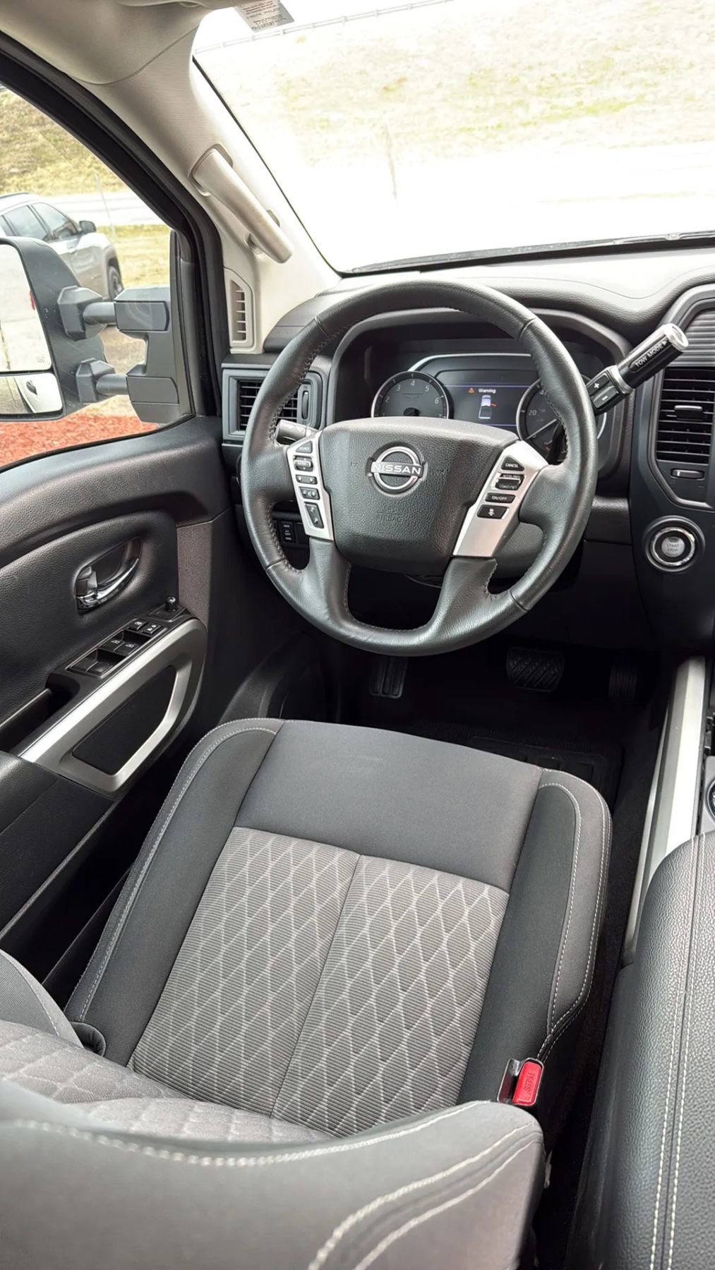 Used 2024 Nissan Titan SV w/ SV Convenience Package image 11