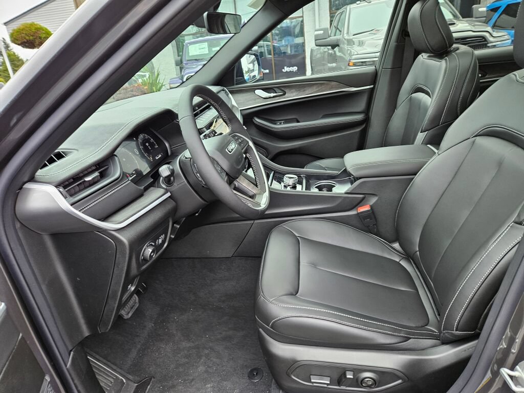 New 2026 Jeep Grand Cherokee L Limited w/ Limited Altitude Package AWD/4WD image 11