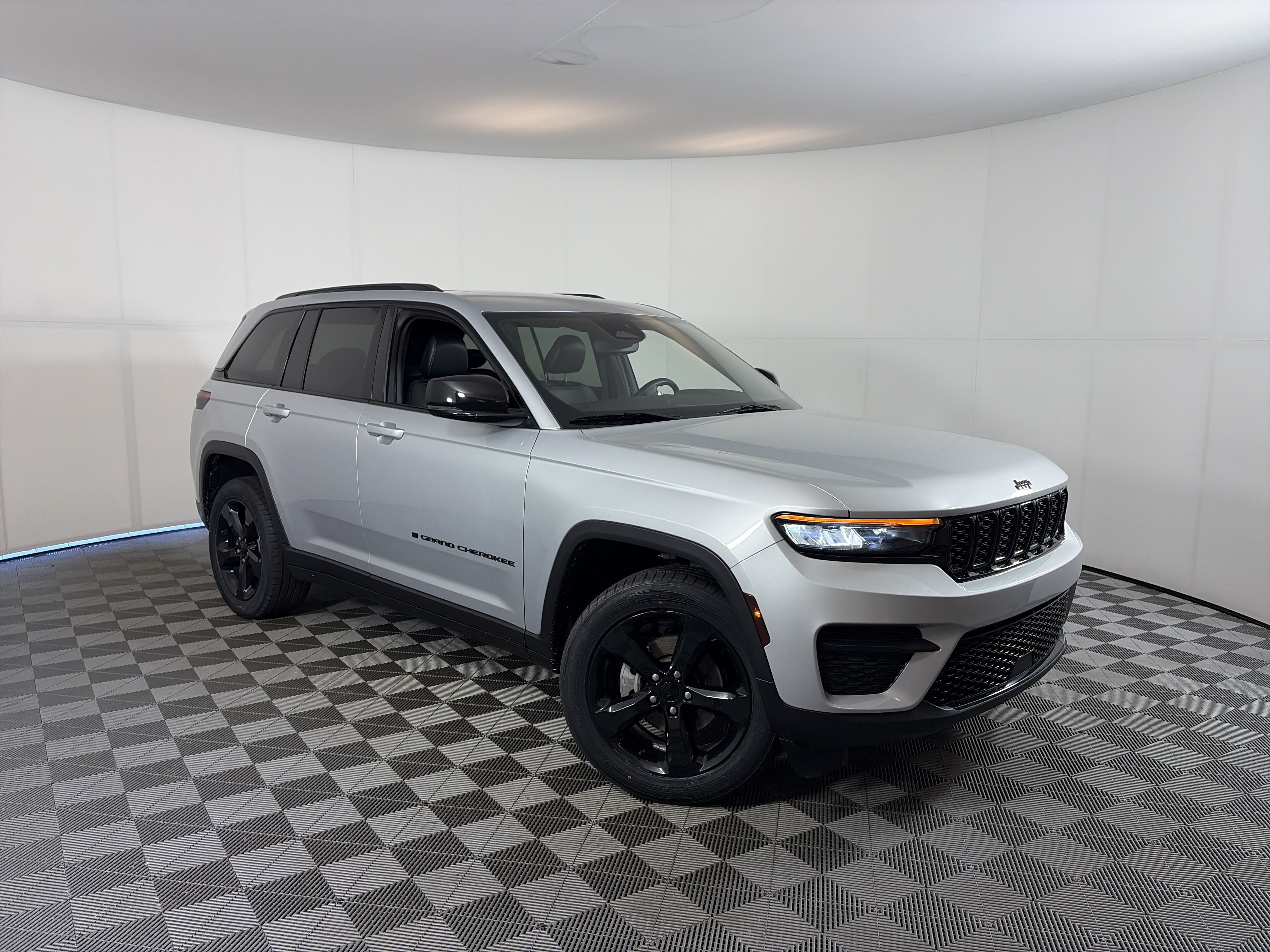 Used 2022 Jeep Grand Cherokee Altitude AWD/4WD image 1