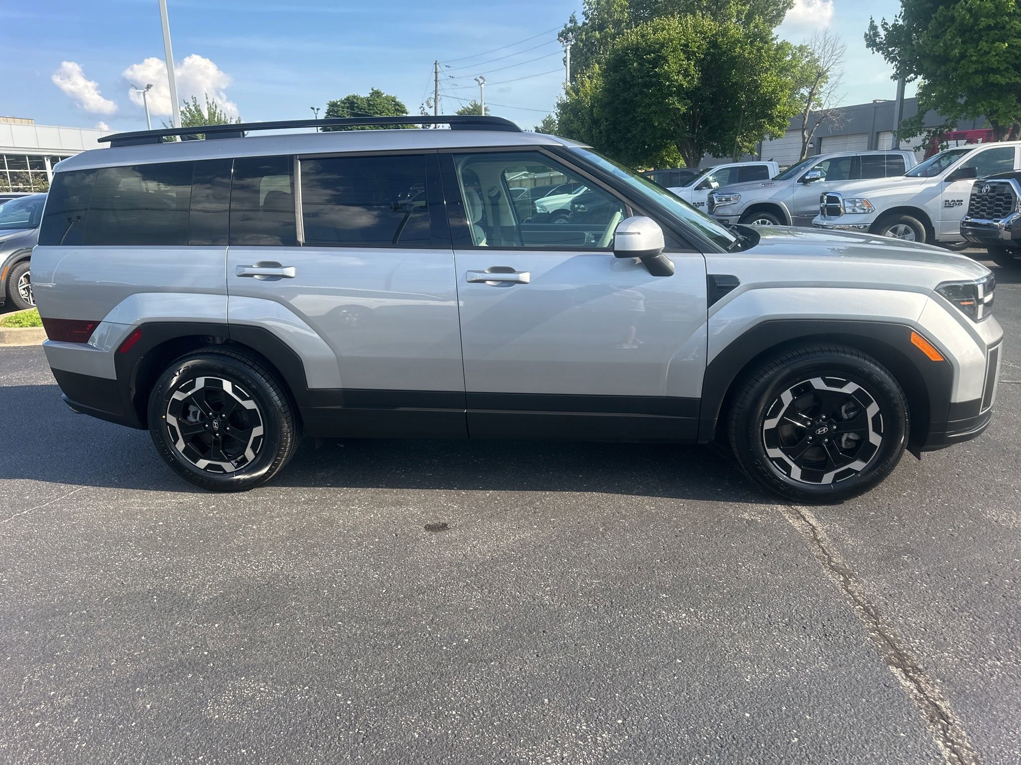 Used 2025 Hyundai Santa Fe SEL AWD/4WD image 2