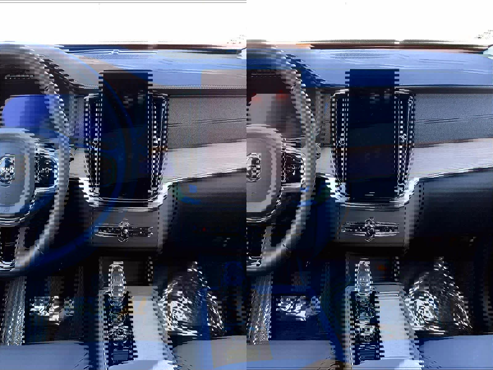 Used 2025 Volvo XC90 B5 Core w/ Protection Package Premier image 9