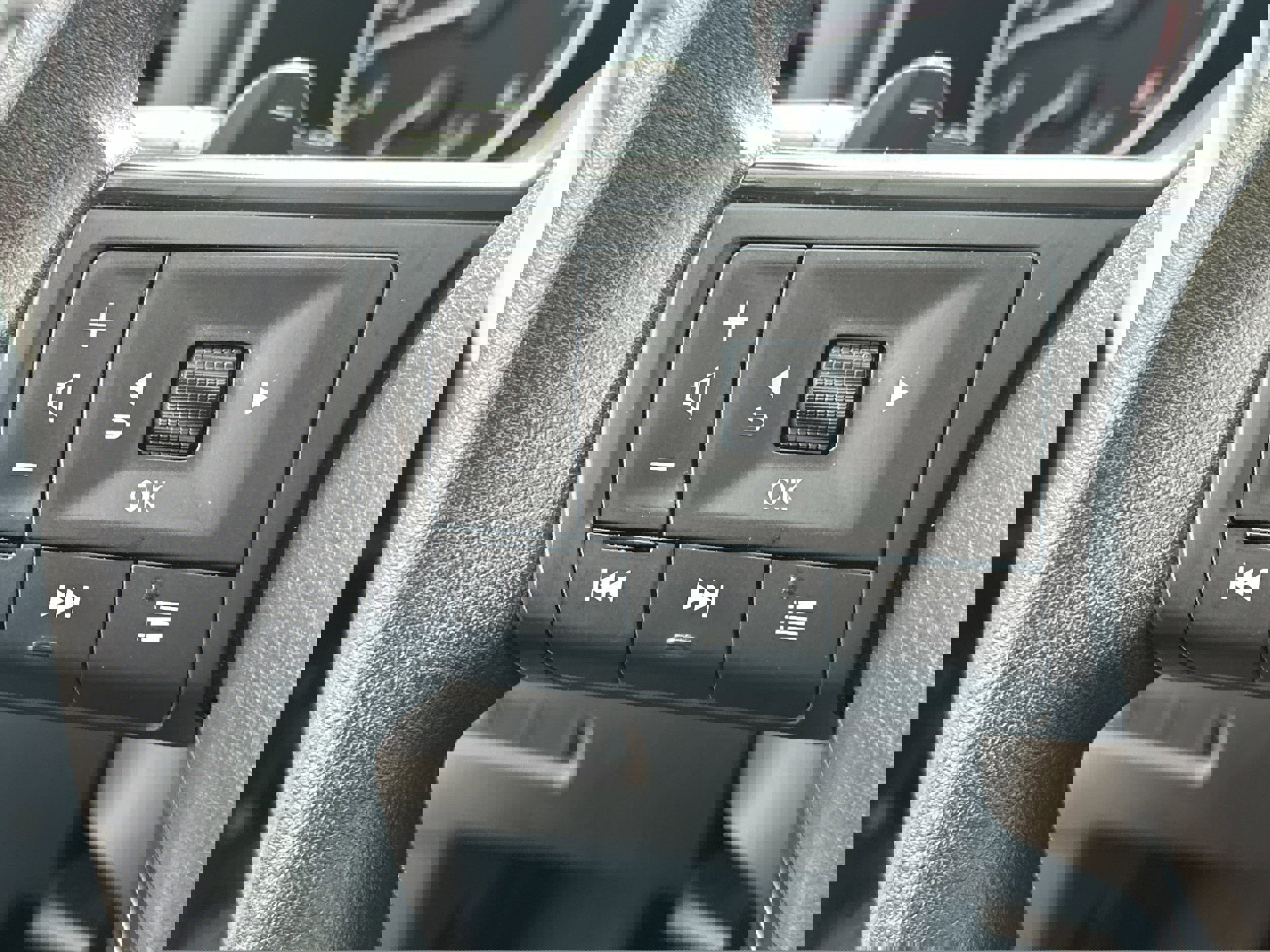 Used 2024 Nissan Rogue S image 24