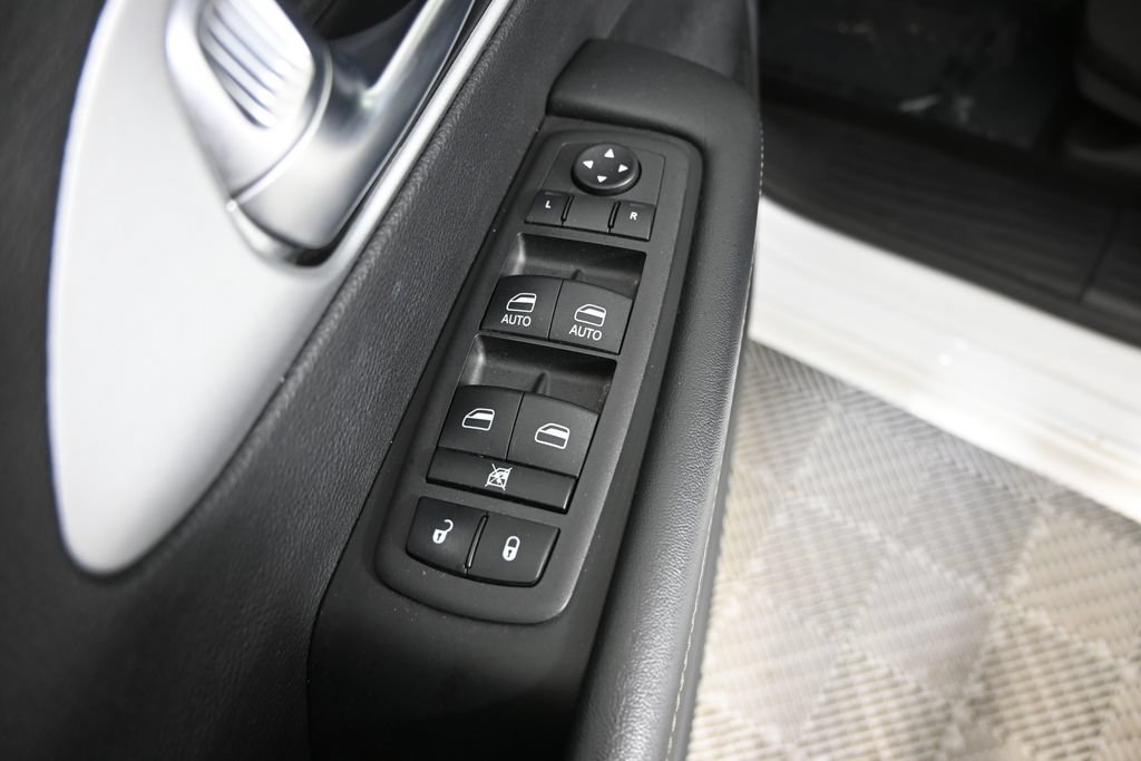 Used 2024 Chrysler Pacifica Touring FWD image 20