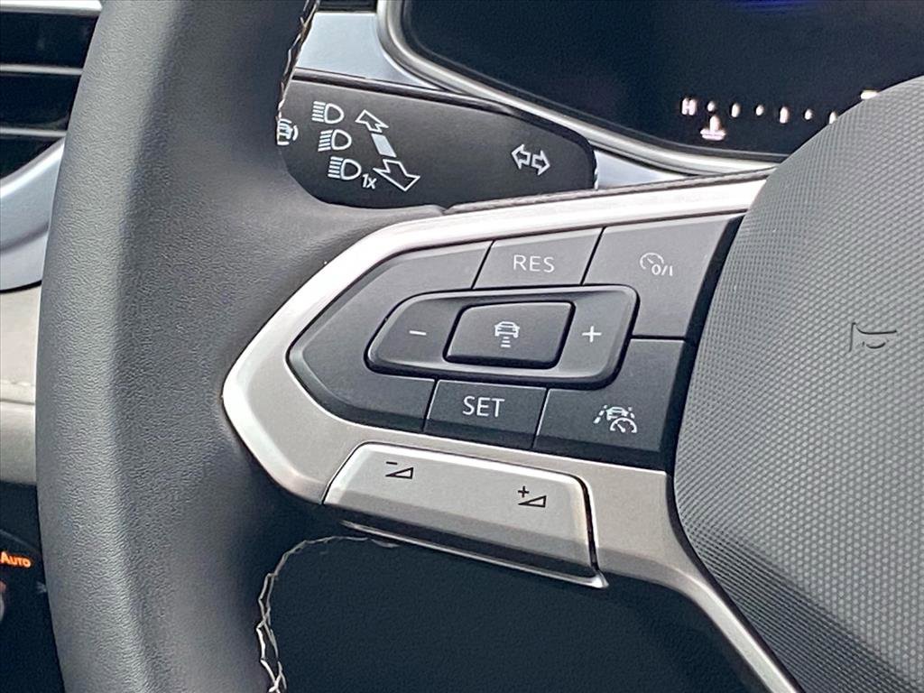 Used 2025 Volkswagen Taos SE image 8