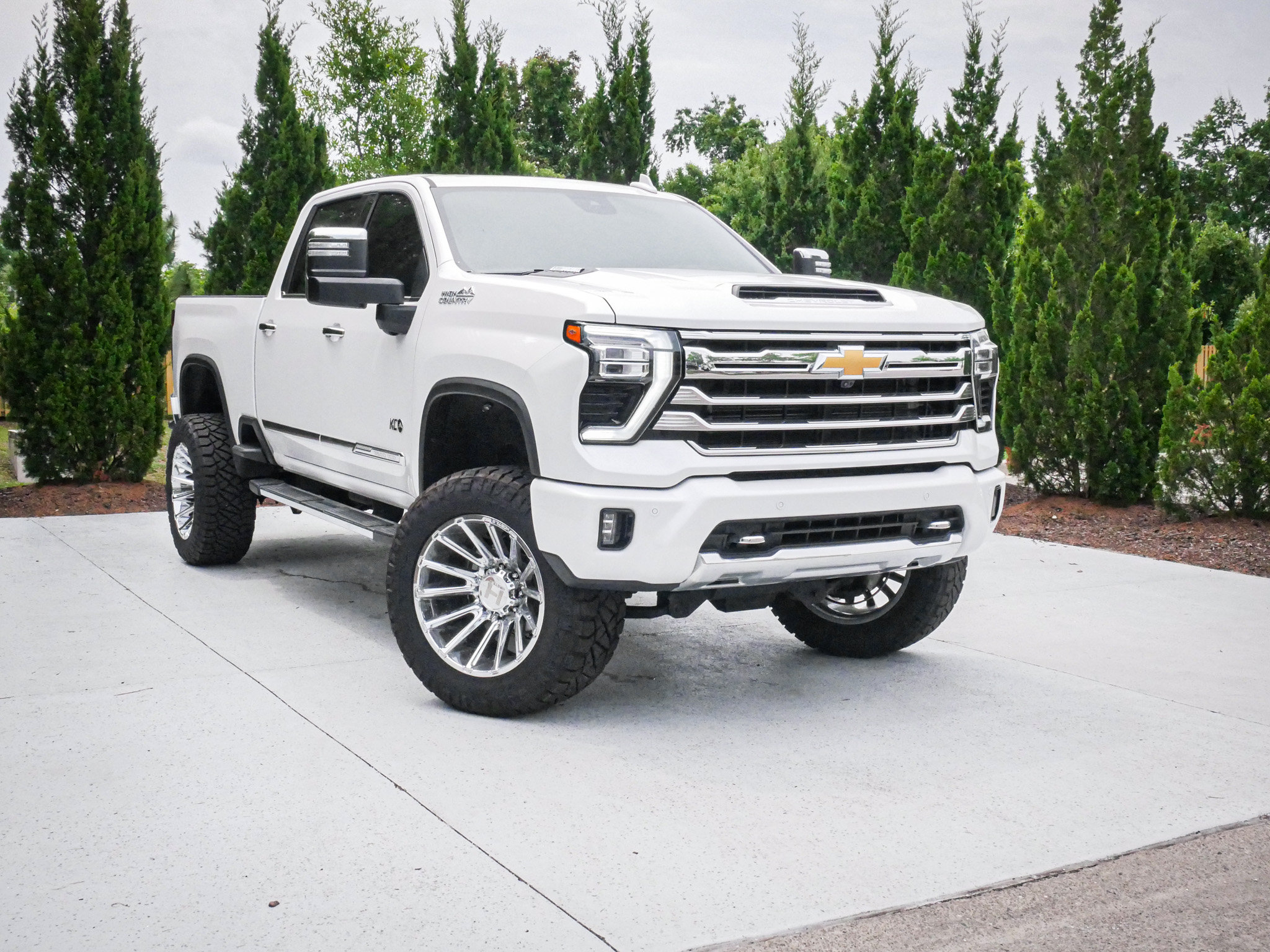 Used 2024 Chevrolet Silverado 3500 High Country w/ Technology Package AWD/4WD image 2