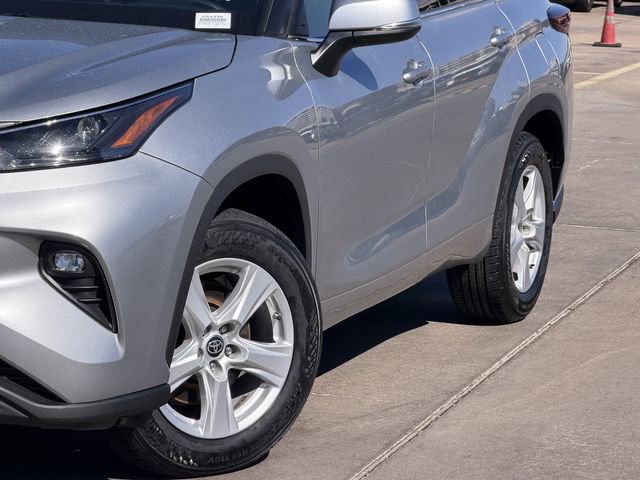 Used 2025 Toyota Highlander LE image 3