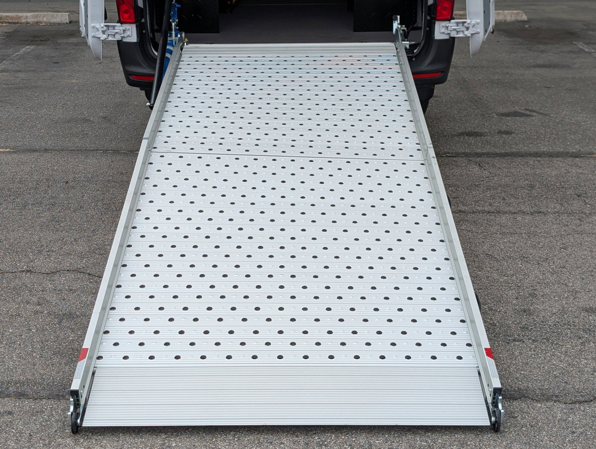 Used 2024 Mercedes-Benz eSprinter 170 Cargo image 23