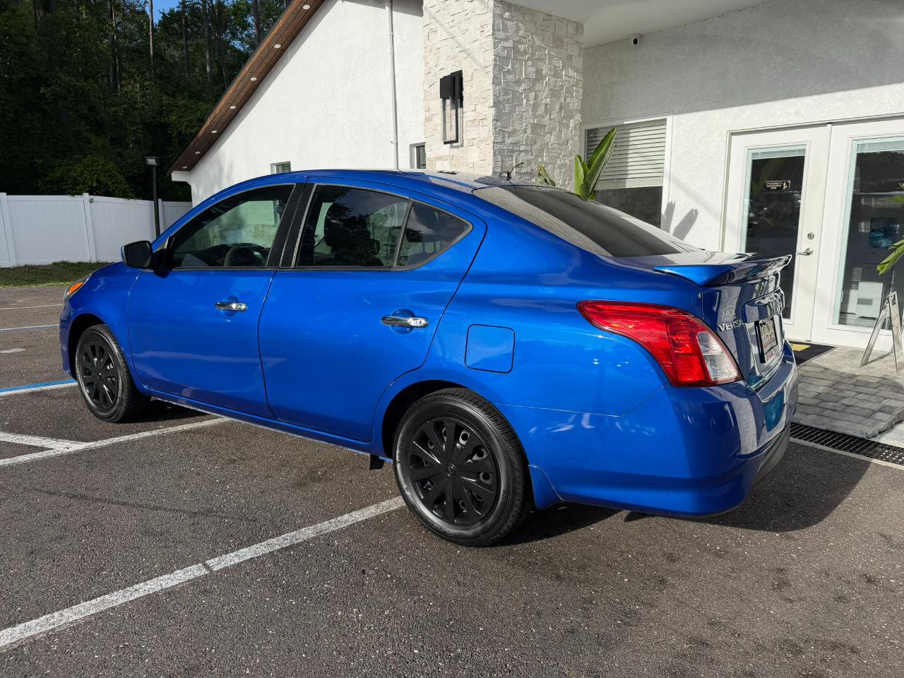 Used 2015 Nissan Versa SV FWD image 11