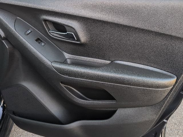Used 2021 Chevrolet Trax LS w/ Tint and Cruise Package image 5