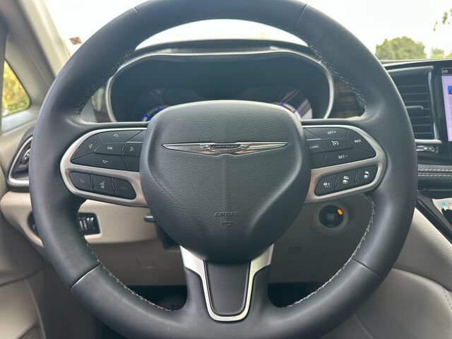 Used 2023 Chrysler Pacifica Limited FWD image 28
