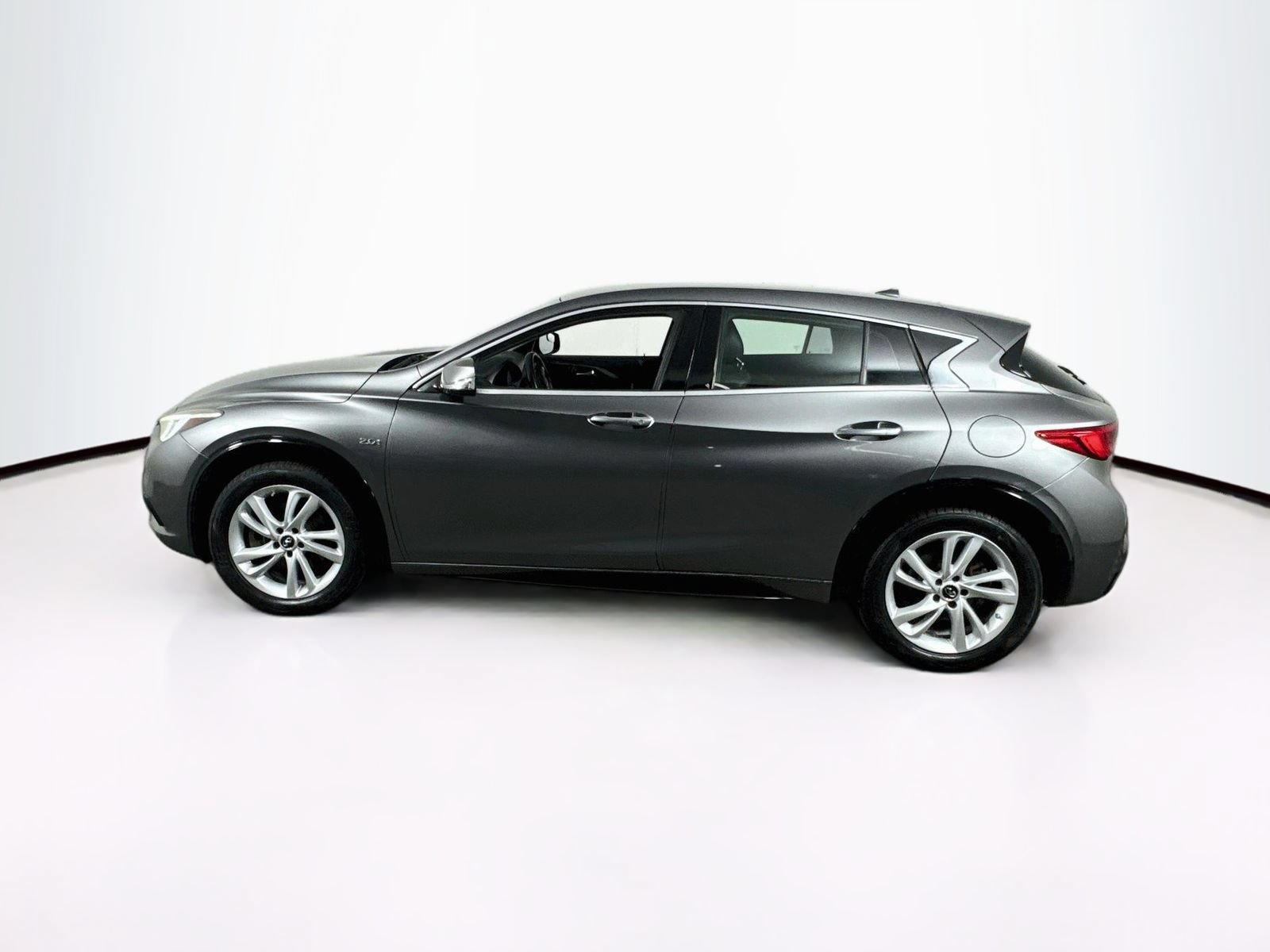 Used 2018 INFINITI QX30 w/ Cargo Package FWD image 4
