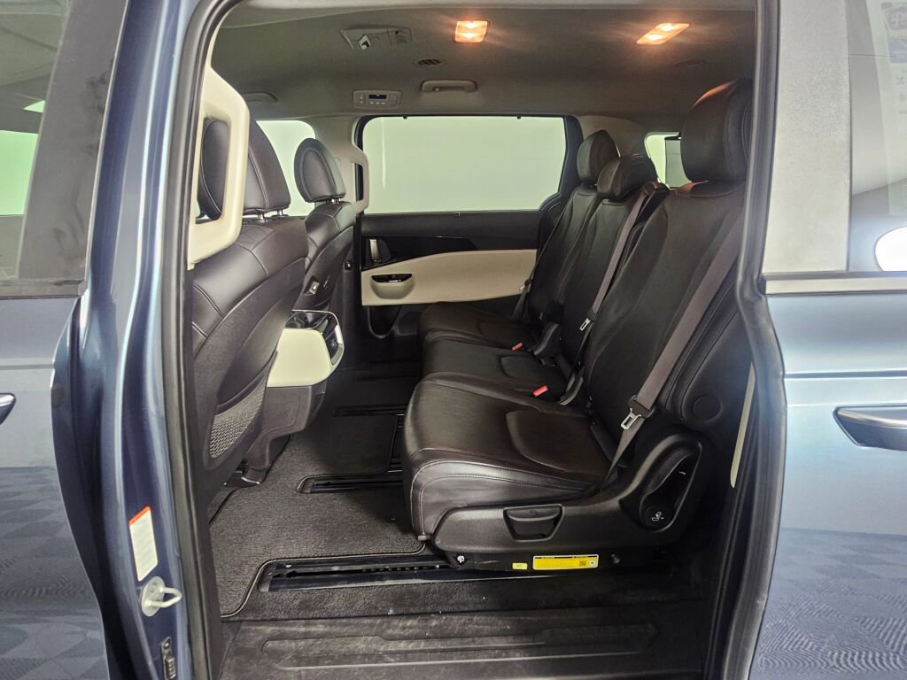 Used 2024 Kia Carnival EX image 35