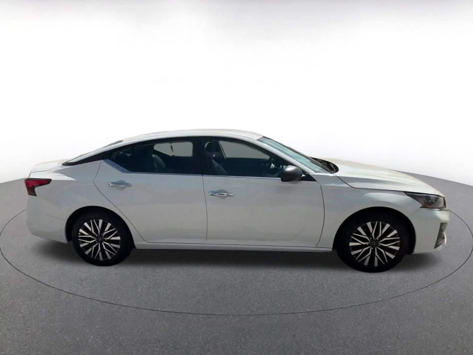 Used 2025 Nissan Altima 2.5 SV FWD image 15