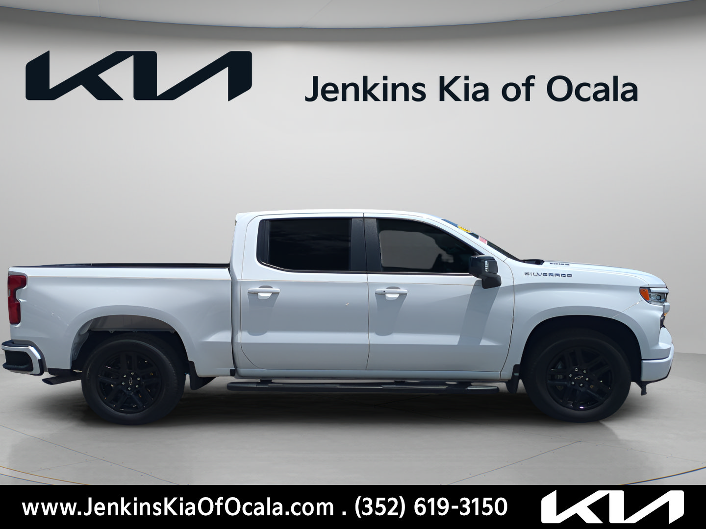 Used 2025 Chevrolet Silverado 1500 RST w/ Convenience Package II RWD image 2