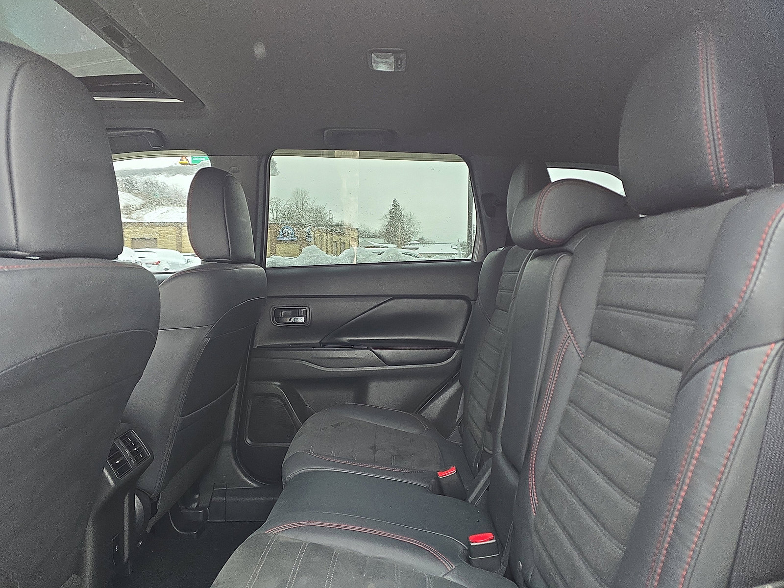 Used 2020 Mitsubishi Outlander LE image 25