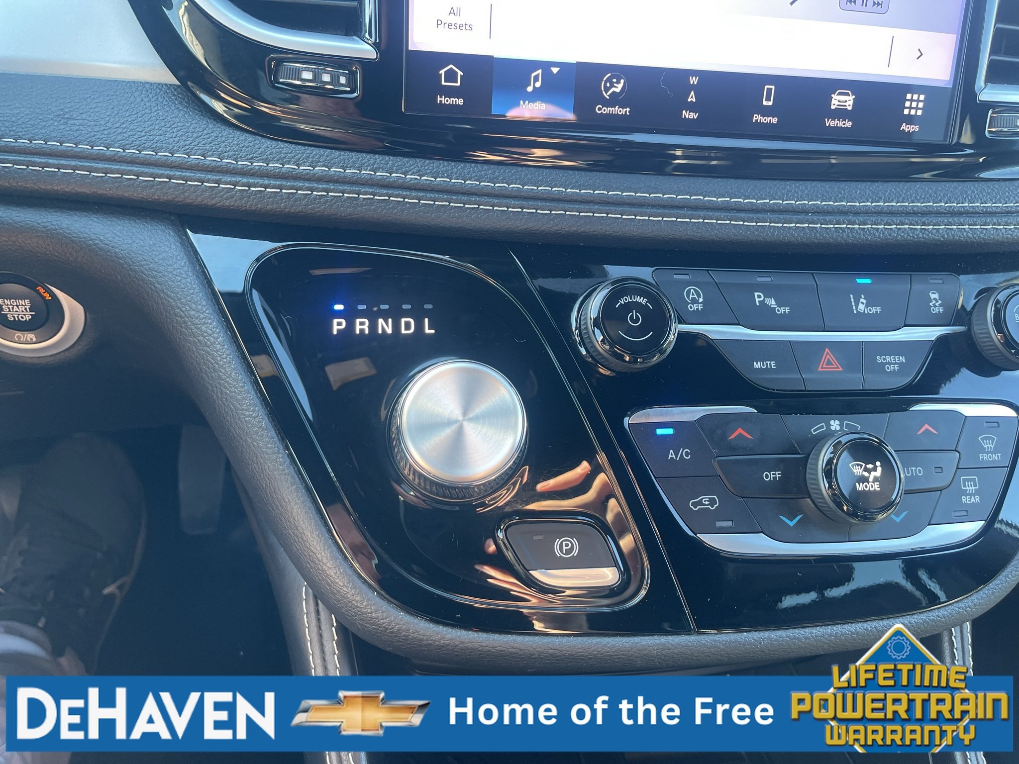 Used 2025 Chrysler Pacifica Limited FWD image 16