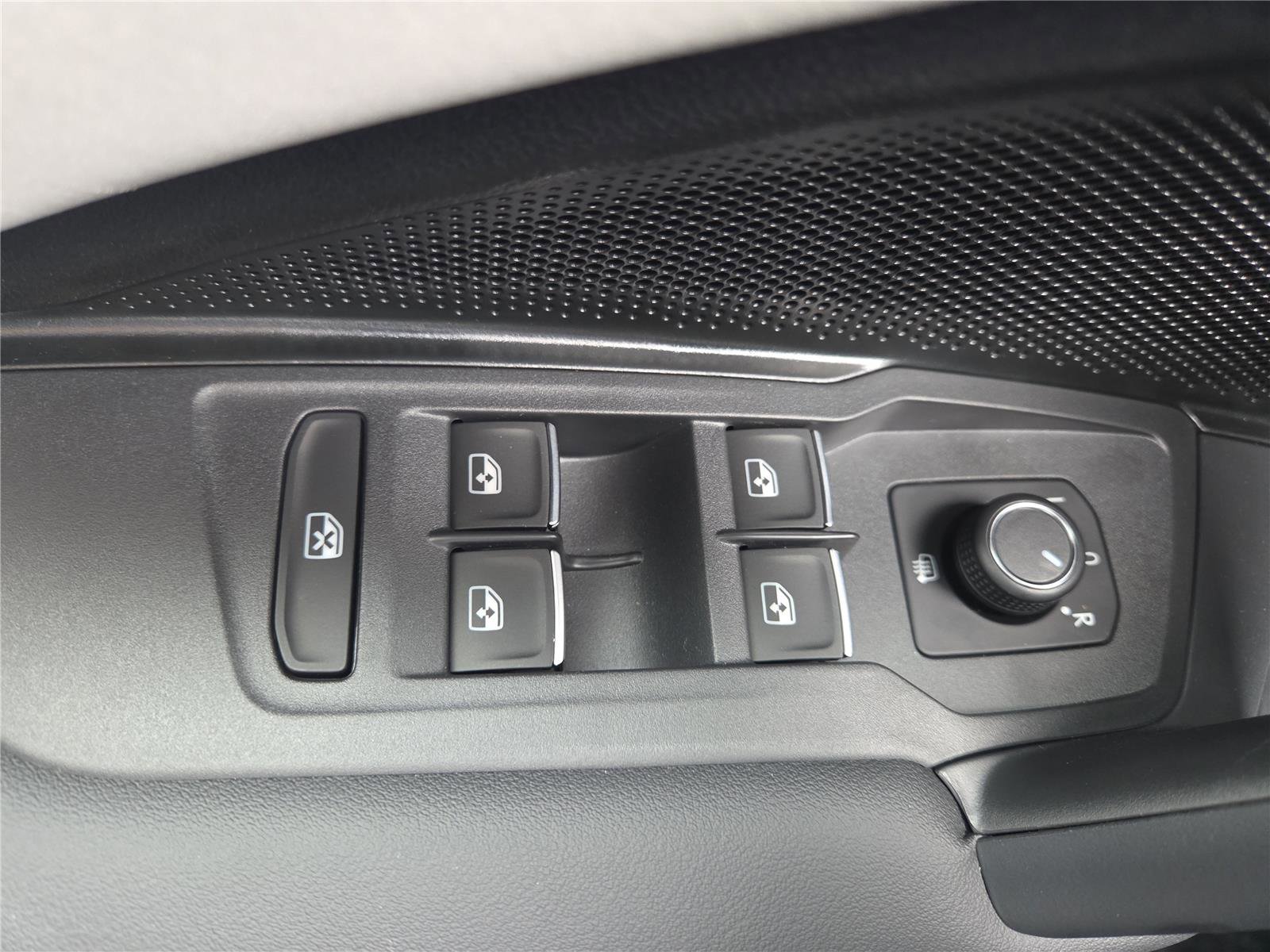 New 2026 Volkswagen Tiguan SE image 13