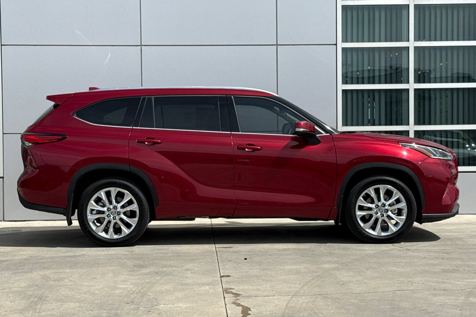 Used 2020 Toyota Highlander Limited AWD/4WD image 3