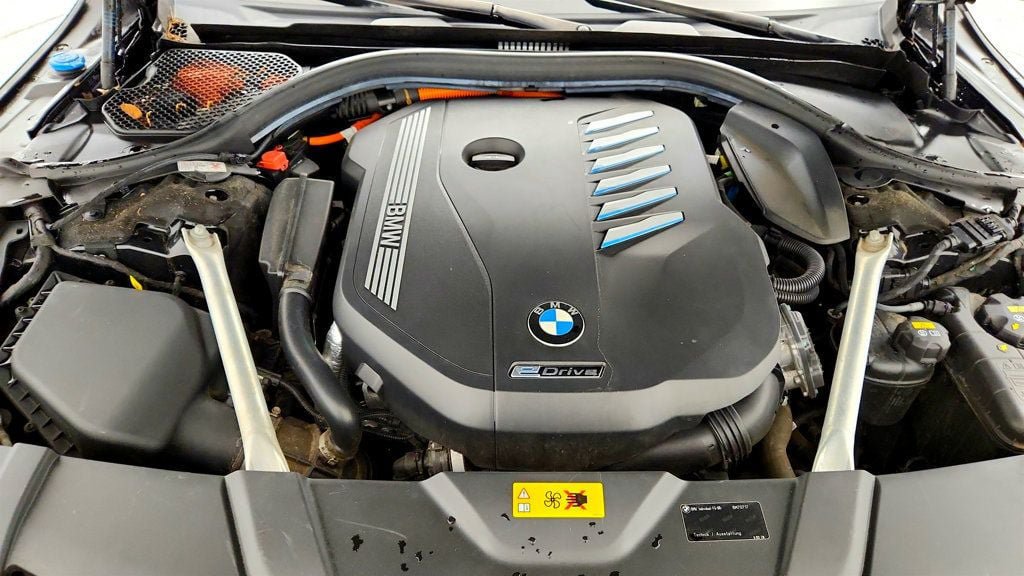 Used 2020 BMW 745e xDrive AWD/4WD image 27