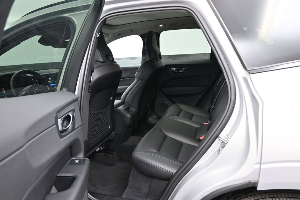 Used 2025 Volvo XC60 B5 Core AWD/4WD image 10