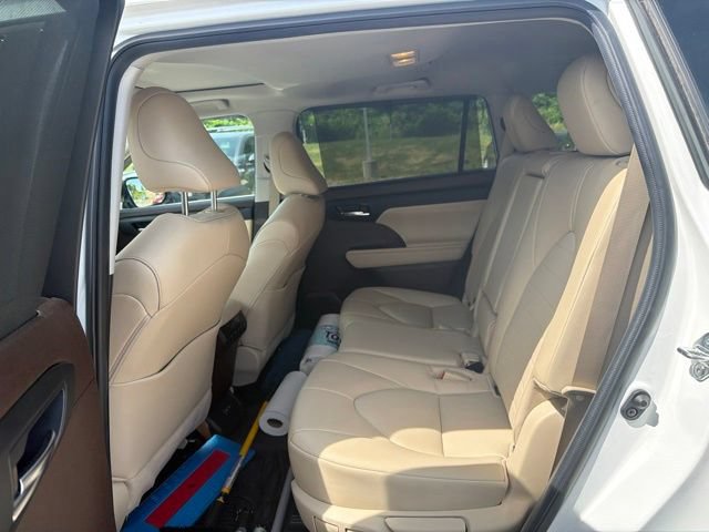 Used 2022 Toyota Highlander XLE AWD/4WD image 20