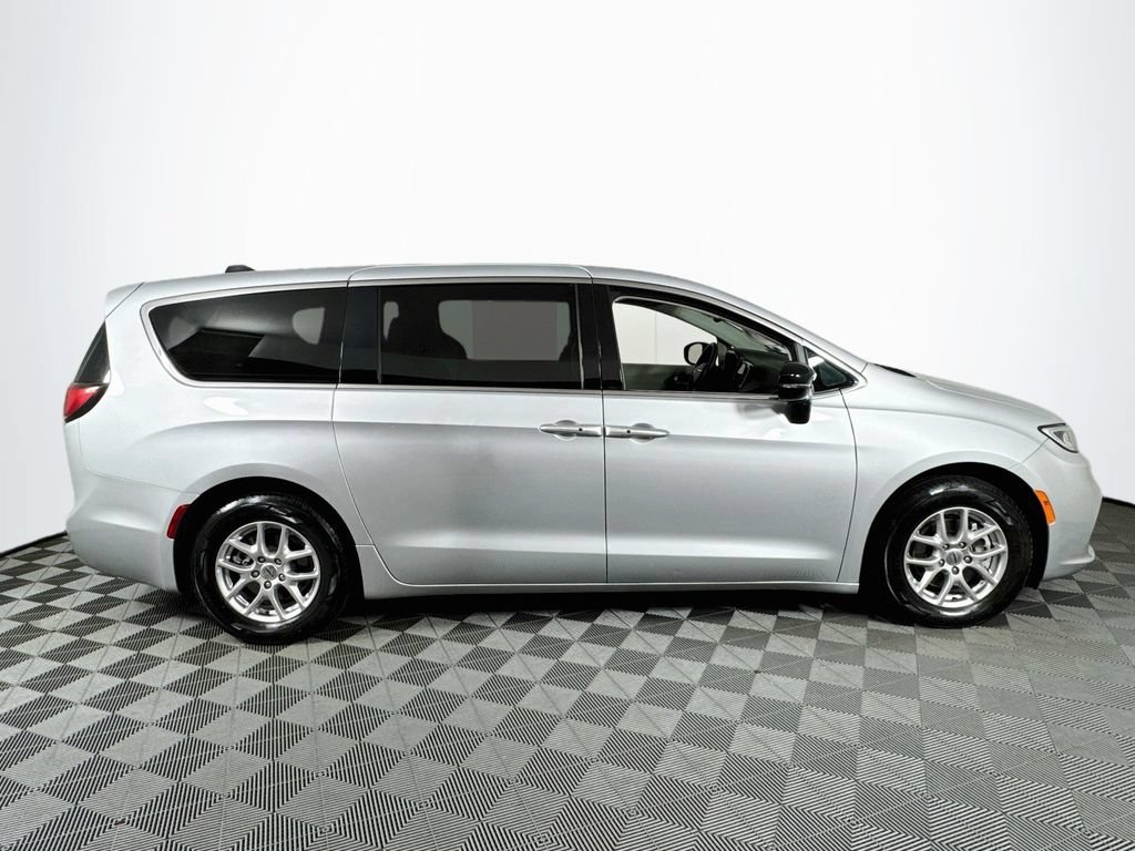 Used 2024 Chrysler Pacifica Touring-L FWD image 8