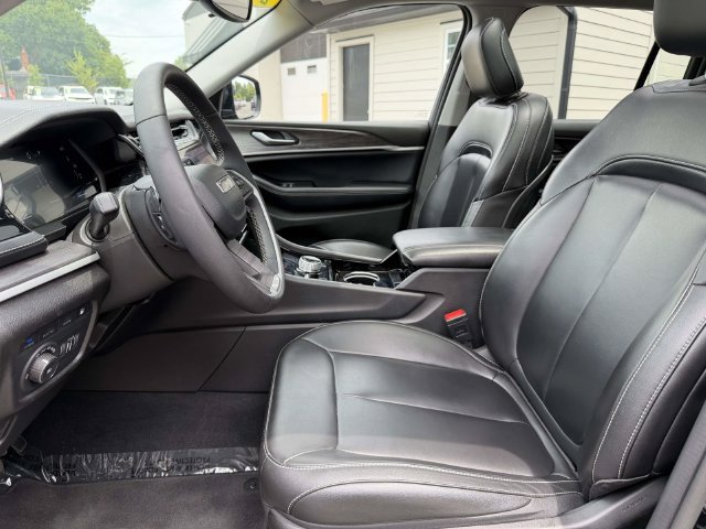 Used 2023 Jeep Grand Cherokee 4WD 4xe image 17