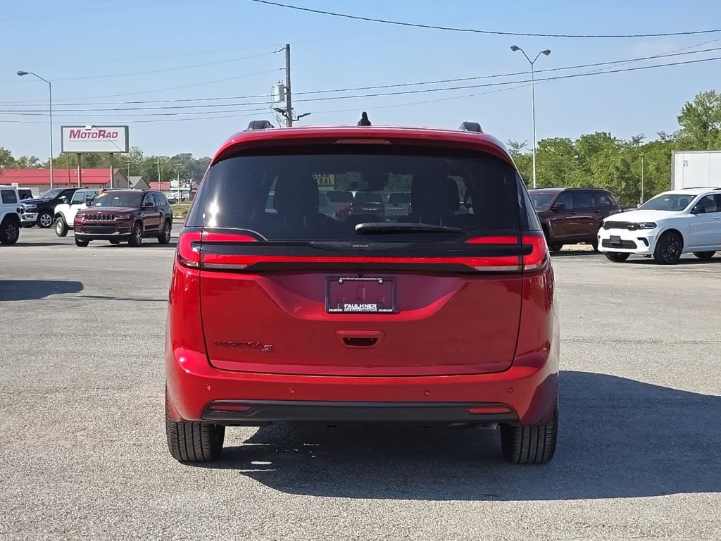 New 2026 Chrysler Pacifica Select image 6