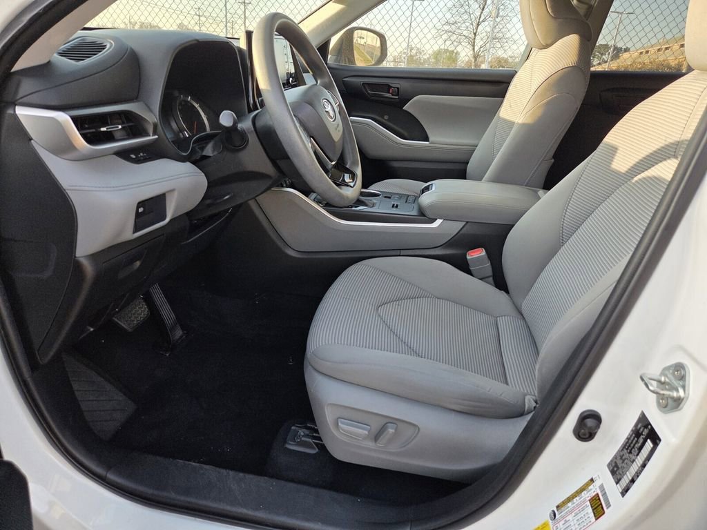 Used 2021 Toyota Highlander L image 3