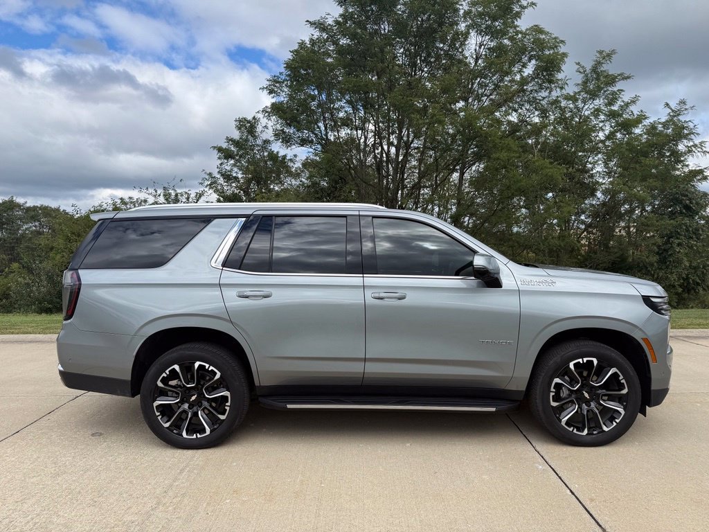 Used 2025 Chevrolet Tahoe High Country AWD/4WD image 2