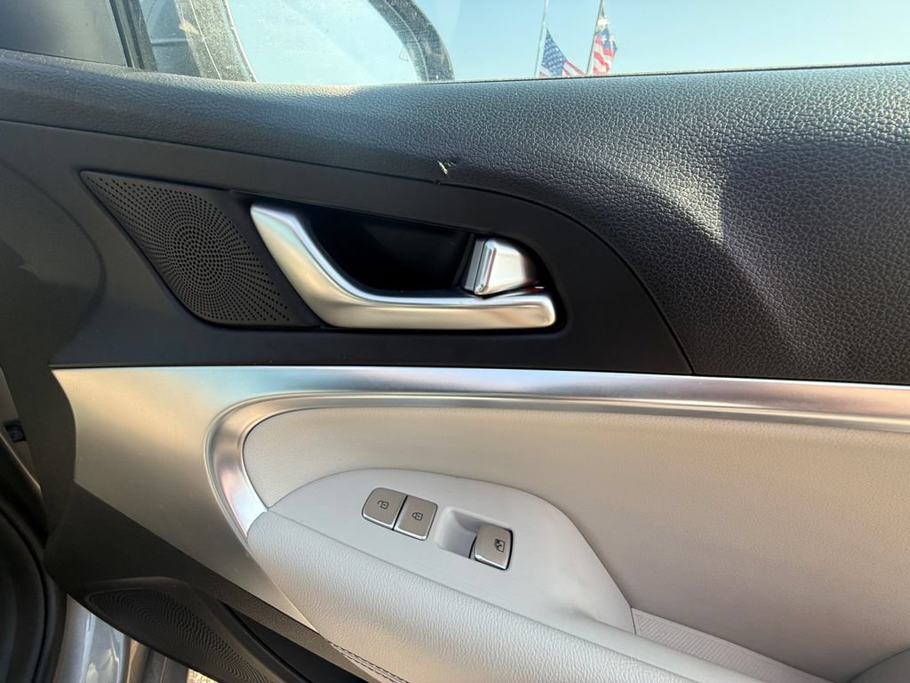Used 2025 Genesis G70 2.5T AWD/4WD image 41