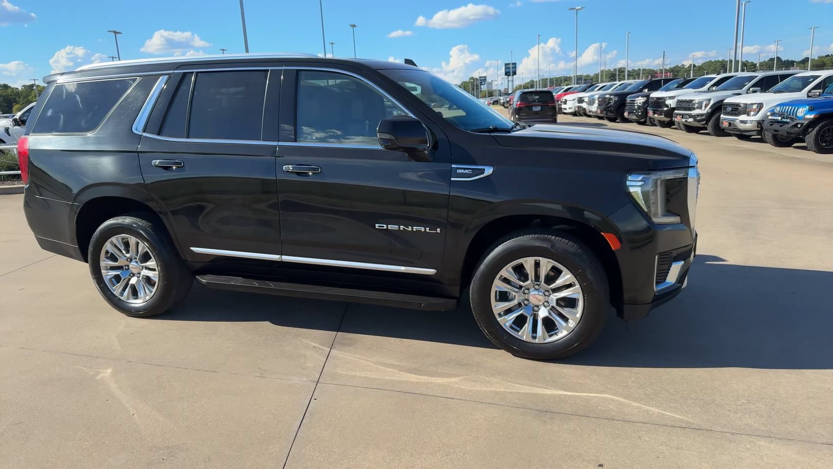 Used 2024 GMC Yukon Denali AWD/4WD image 9
