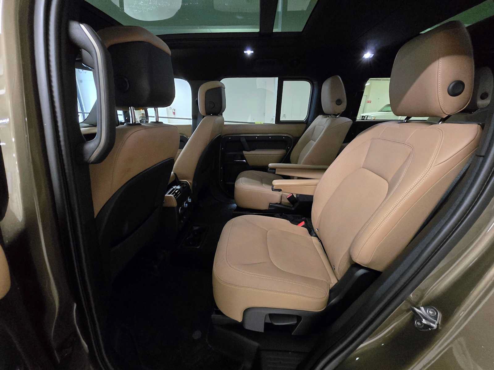 Used 2025 Land Rover Defender 130 X-Dynamic SE AWD/4WD image 17