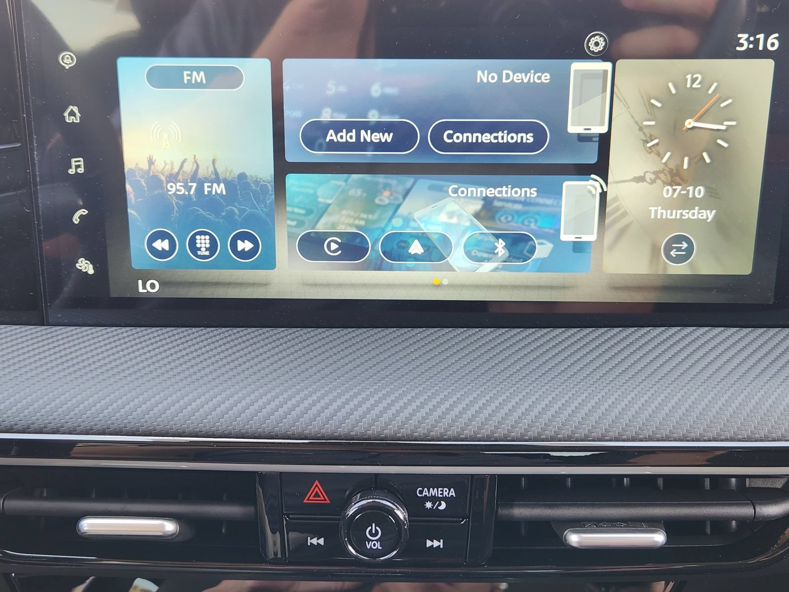 Certified 2025 Nissan Kicks SR FWD image 16