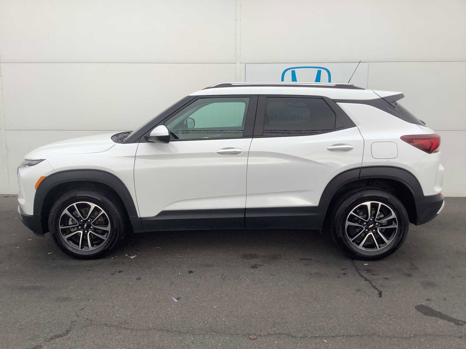 Used 2025 Chevrolet TrailBlazer LT image 2