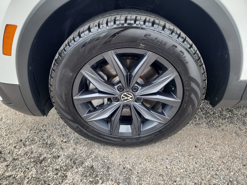 Used 2024 Volkswagen Tiguan SE AWD/4WD image 11