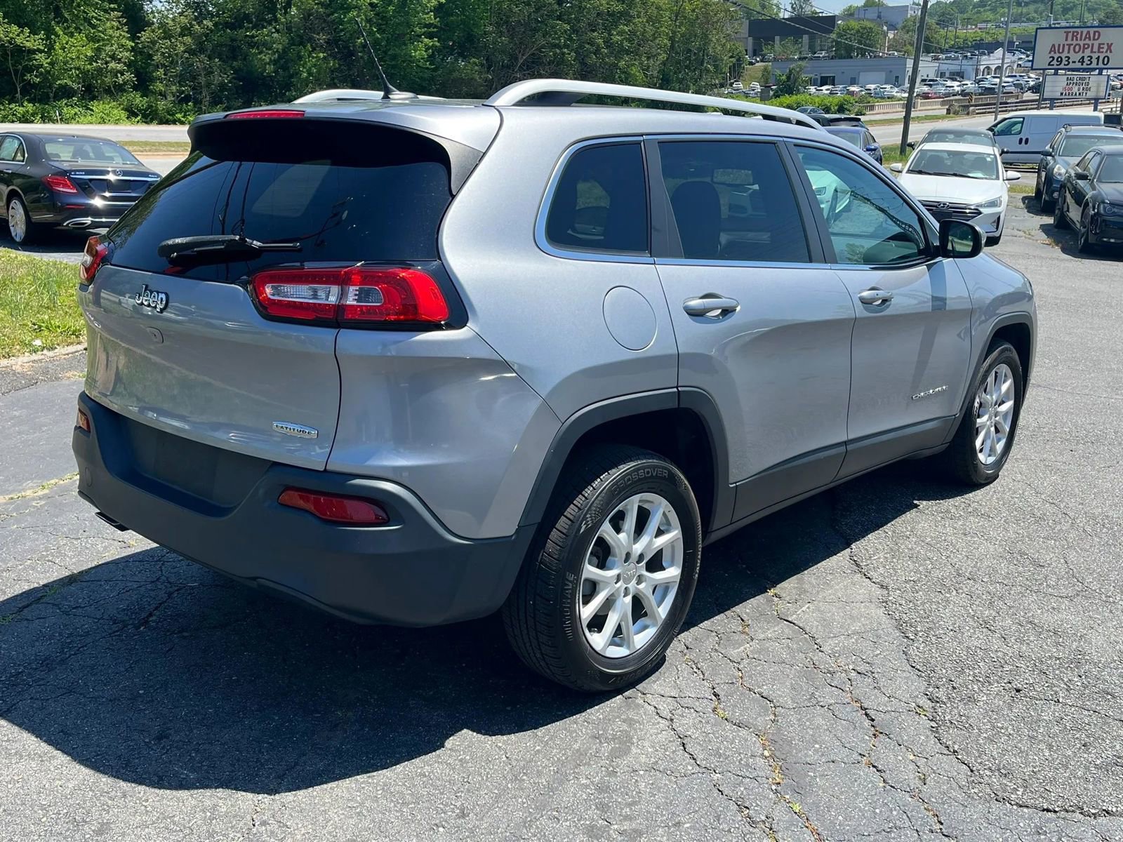 Used 2014 Jeep Cherokee Latitude w/ Comfort/Convenience Group FWD image 6