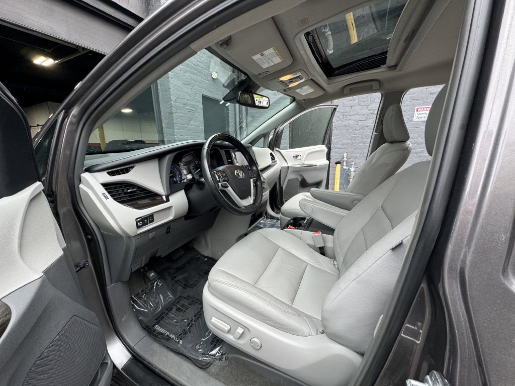 Used 2019 Toyota Sienna XLE image 12