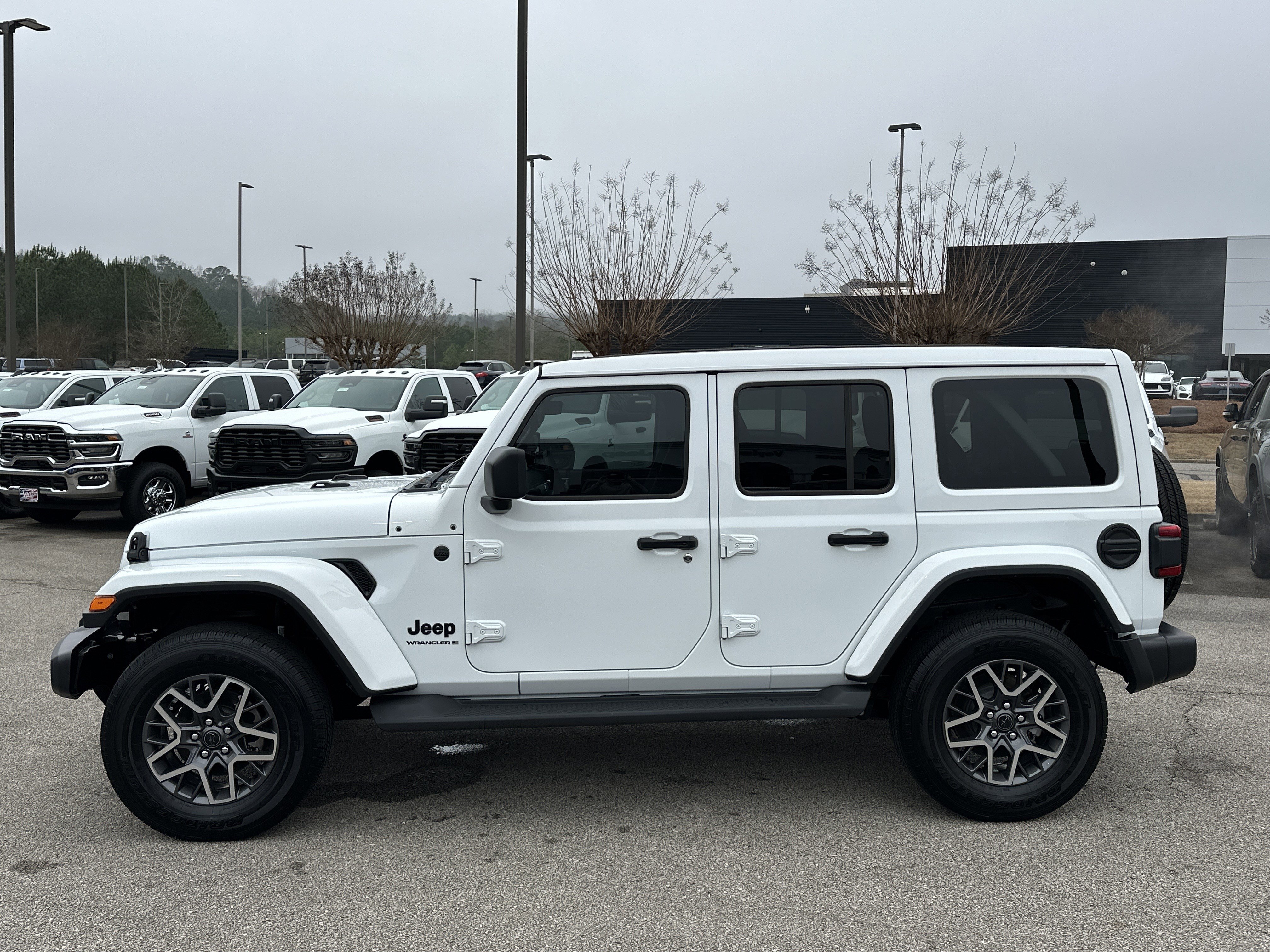 Used 2025 Jeep Wrangler Sahara image 4