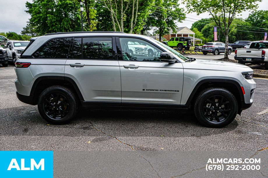Used 2025 Jeep Grand Cherokee Altitude AWD/4WD image 8