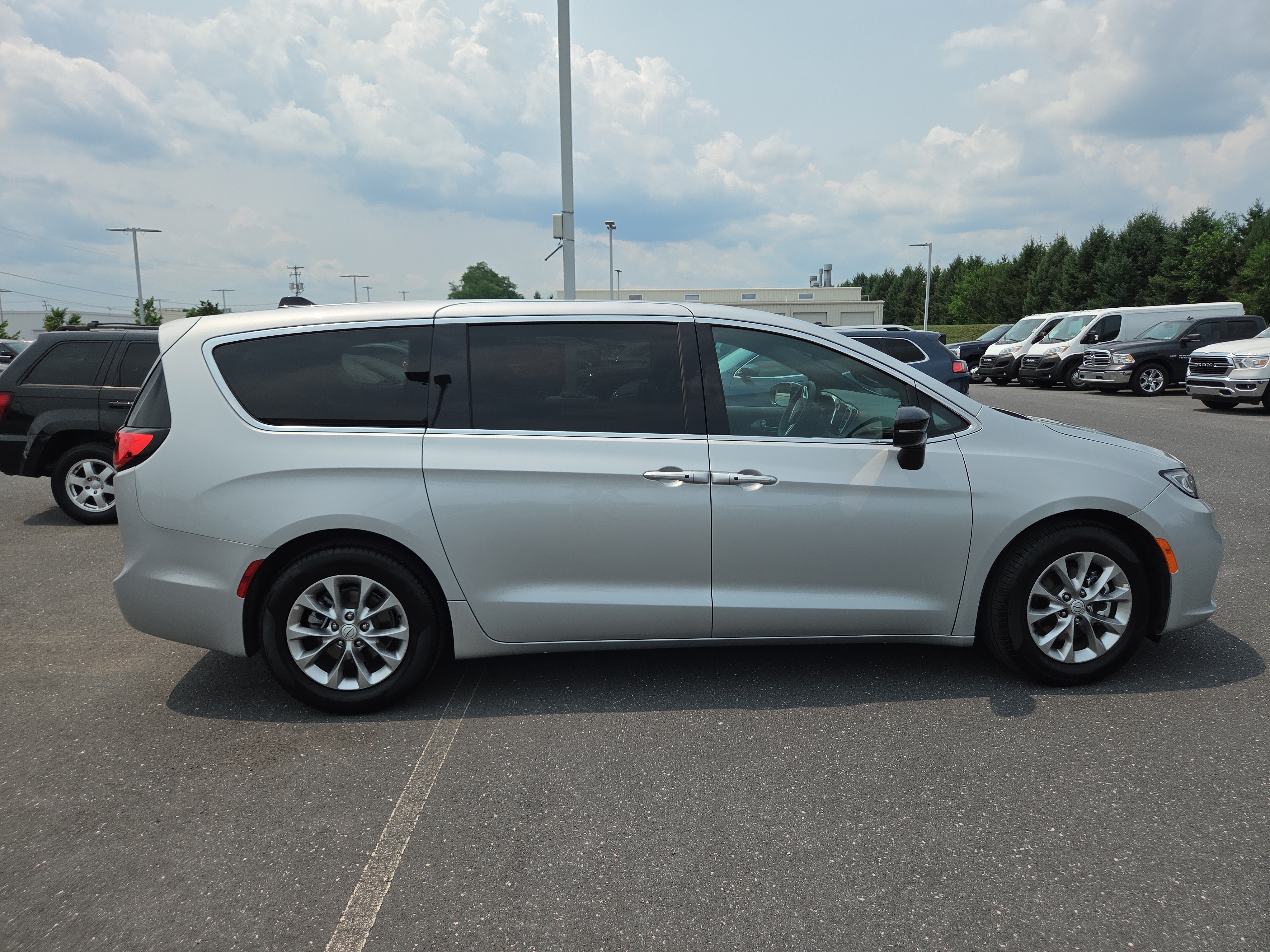 Used 2026 Chrysler Pacifica Limited FWD image 17
