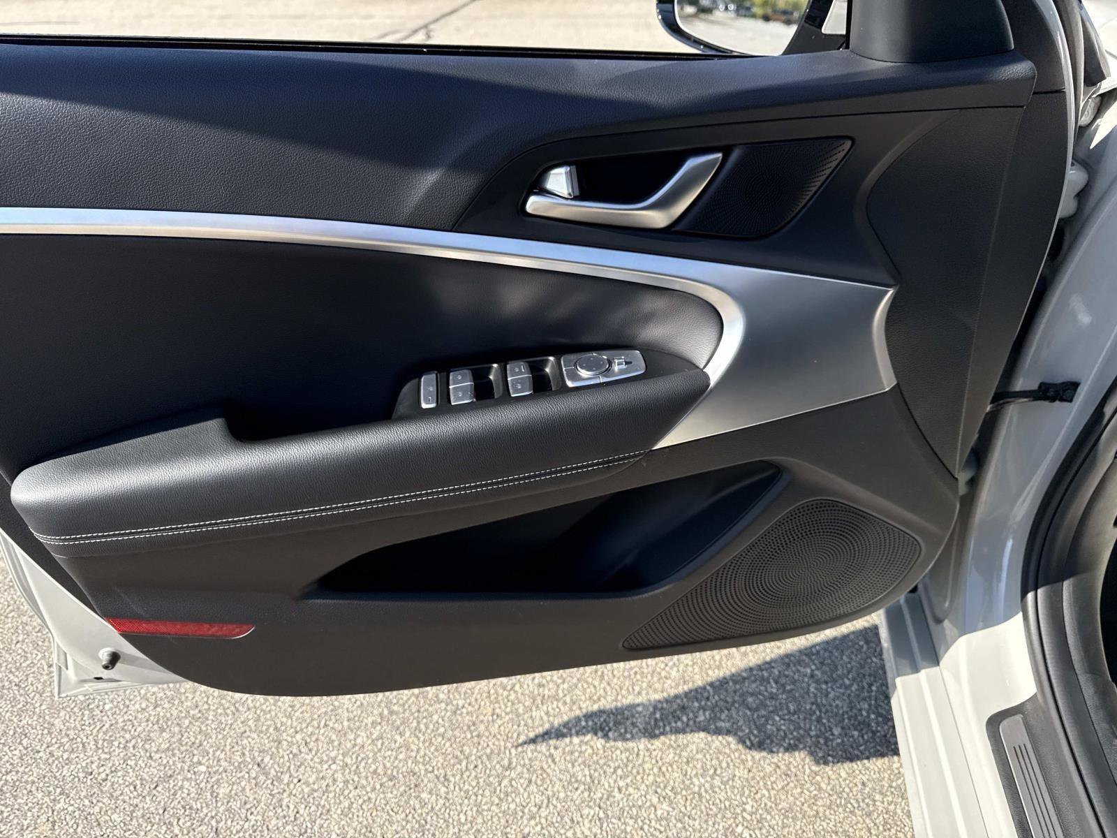 Used 2025 Genesis G70 2.5T image 18