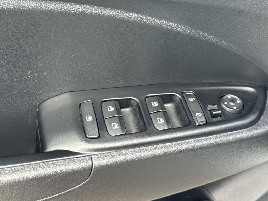 Used 2025 Hyundai Venue SEL FWD image 18
