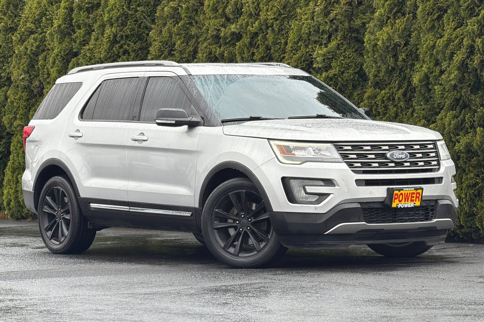 Used 2017 Ford Explorer XLT w/ Equipment Group 202A FWD image 2