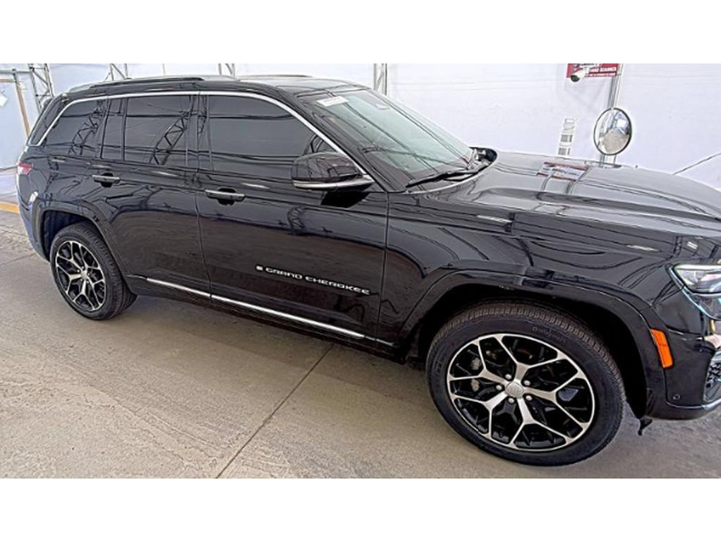 Used 2023 Jeep Grand Cherokee Summit AWD/4WD image 3