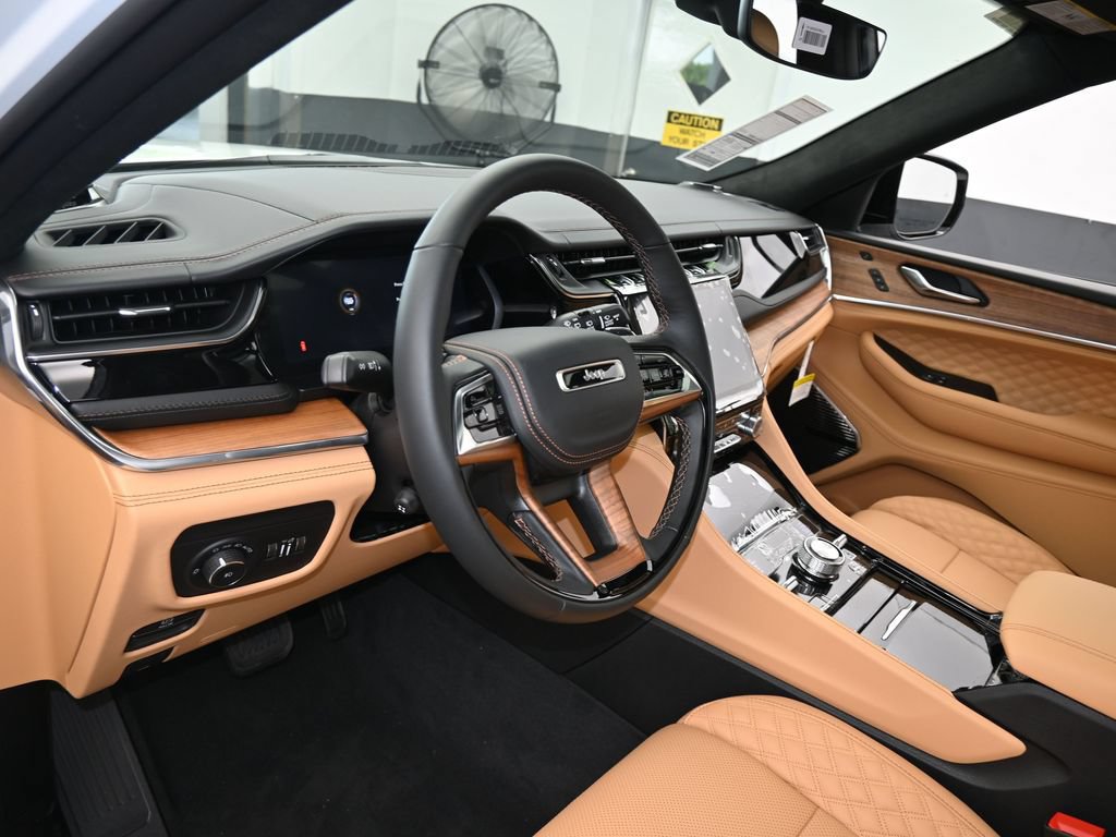 Used 2025 Jeep Grand Cherokee L Summit AWD/4WD image 10