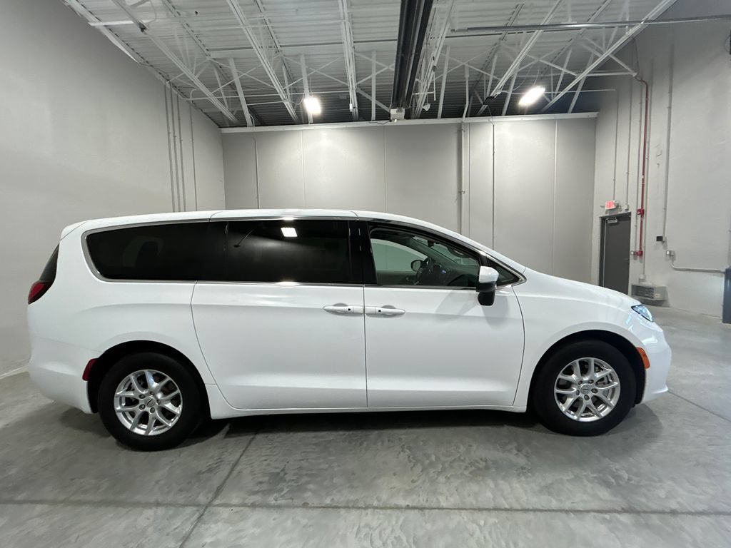 Used 2023 Chrysler Pacifica Touring-L FWD image 5