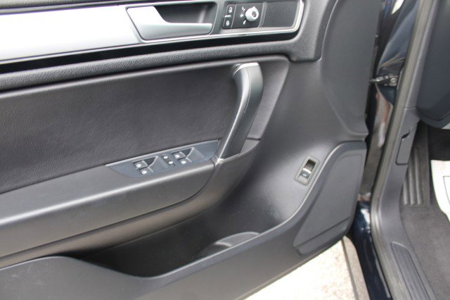 Used 2016 Volkswagen Touareg Sport AWD/4WD image 20
