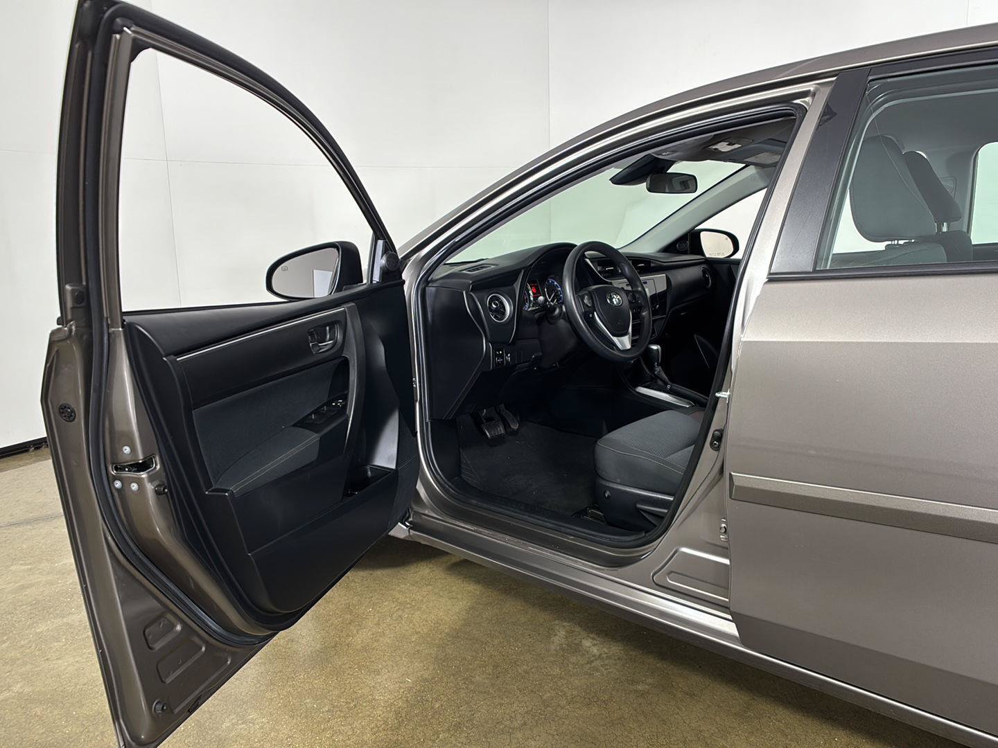 Used 2018 Toyota Corolla LE FWD image 2