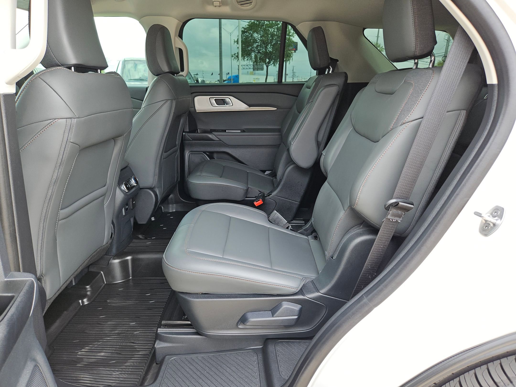 Used 2025 Ford Explorer Active w/ Active Comfort Package RWD image 14